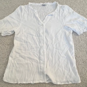 Vit blus  - En jätte fin vit blus som är i bra skick