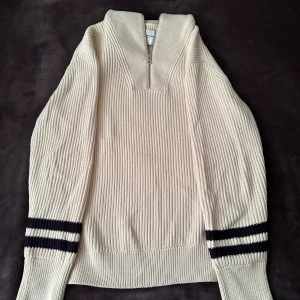 These Glory Days - Half zip - Half zip från These Glory Days i mycket väl skick. Använd endast fåtal gånger. Original pris: 1000kr