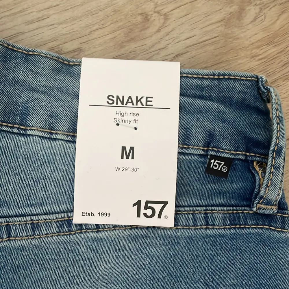 Helt nya blåa skinny jeans ifrån lager 157. Aldrig används. Storlek M.. Jeans & Byxor.