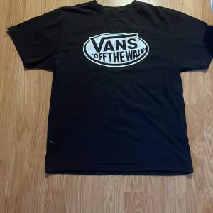 En svart vans t shirt! Har en jätte liten fläck på sig i bilden men det försvinner i tvätten!!!! Storlek X large 