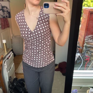 Omlott linne - Linne med coolt mönster. Insydd för att sitta lite tajtare men går jättebra att ta bort. 