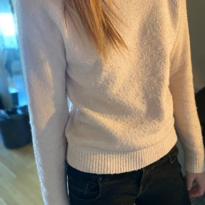 Stickad tröja - Har haft den i ett år men använt knappt därför jag säljer den