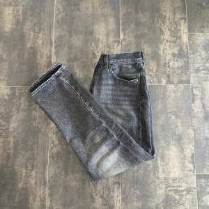 Säljer ett par feta Levis jeans 551 dem är extremt bra skick inga defekter, dem är svarta men har en lite gråare tvätt. Strl 30/32