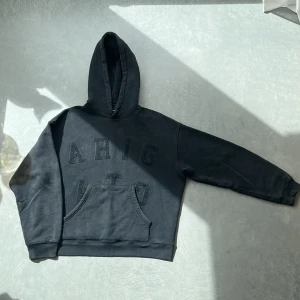 Axel Arigato Lexi hoodie oversized - mörkgrå/svart - Väldigt bra skick - använd några få gånger  Storlek: M Ursprungliga pris: 2450kr Inköpt: 2021 Märke: Axel Arigato  Modell: Lexi hoodie  Modellen har slutat produceras 