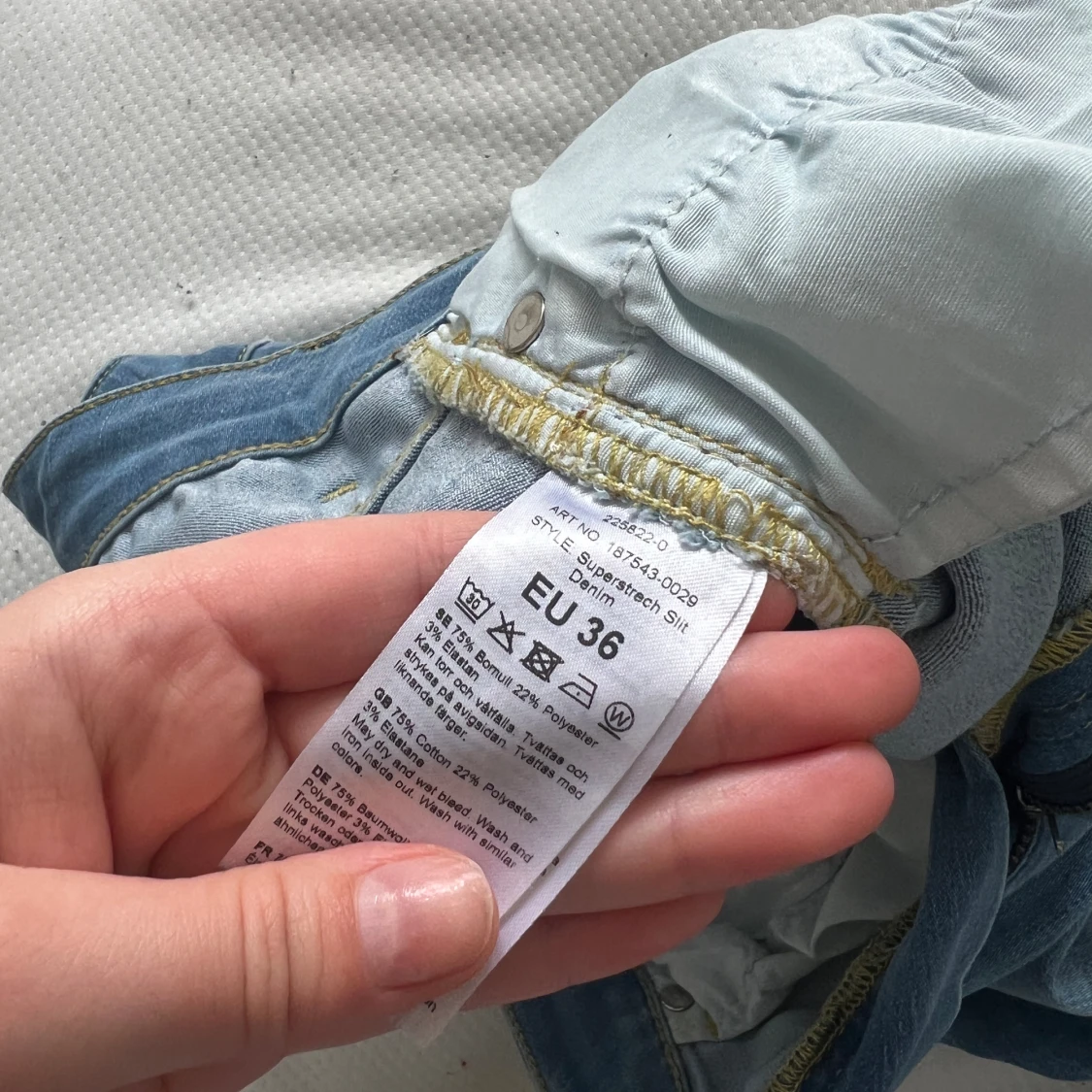 Ljusblåa jeans med slit  - 90