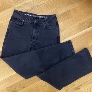 Bikbok jeans, raka i formen och mid wide . 26/30. 