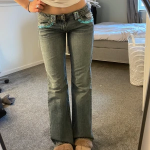 Low/bootcut jeans - Intressekoll på mina low waist, bootcut jeans med paljetter på olika delar.✨  Olika mönster på bakfickorna kolla bild 2/3 💗Paljetterna går att ta bort ifall man inte vill ha dom utan bara vanliga jeans. Skriv om ni har frågor, svarar så fort jag kan❣️