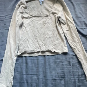 Långärmadtröja - Jag säljer denna långärmadetröjan för den har blivit för liten för mig och den e bara använd en gång.