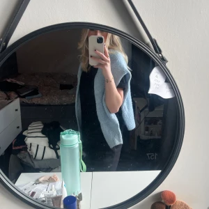 Stickad  - Jättefin ljus blå stickad, jättefin till sommarn💗