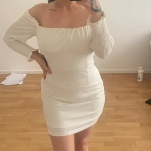 Fin klänning  - Endast testad! Har kläder under när jag testar, därför det ser lite knasigt ut undertill. Superfin inför sommaren!