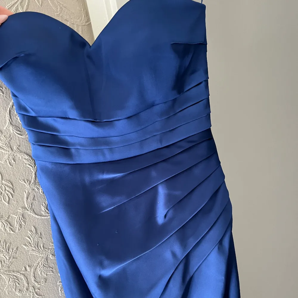 Säljer en super fin klänning jag hade på ett bröllop! Super fin färg väldigt stark blå färg sitter super snyggt på kroppen, köpt förra året på Dressroom Linne och kemtvättad så inga fläckar osv bara dom två tråden som sticker ut. Ny pris 3990. Klänningar.