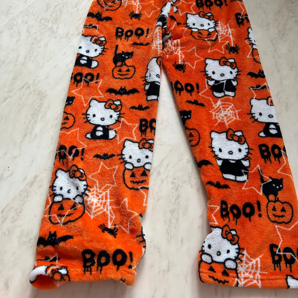 Very good condition. Hello Kitty pants barely worn , new without tag . Size M. Jeans & Byxor.