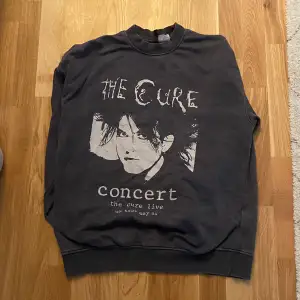 Super cool hoodie med The Cure tryck! Sitter fint i modell och är i bra skick! En liten fläck finns vid ena ärmen som syns i bild två.