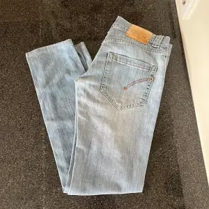 Tja! Säljer nu dessa sjukt snygga och eftertraktade Dondup i modellen george jeans i storlek 28:30. Färgen passar perfekt nu inför våren. Skicket är 8/10, inga deffekter. Nypris ligger över 3000 kr. Vid fler frågor/bilder är det bara att skriva!