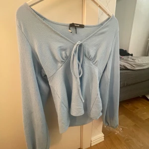 Topp - Säljer denna jättefina topp då den inte kommer till användning längre. Köpt ifrån bikbok o är i ett bra skick 😍