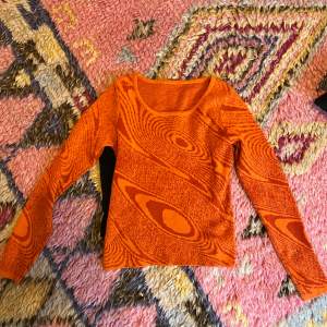 Jättefin retro tröja i tjockare material! Coolt mönster i orange/mörkt orange 