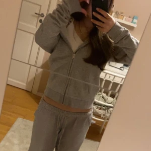 GANT HODDIE ❤️ -  är knappat använd. Kostar ca 1000kr ny❤️ men går att diskuteras!❤️❤️ inga fläckar eller nåt den e som helt ny❤️❤️