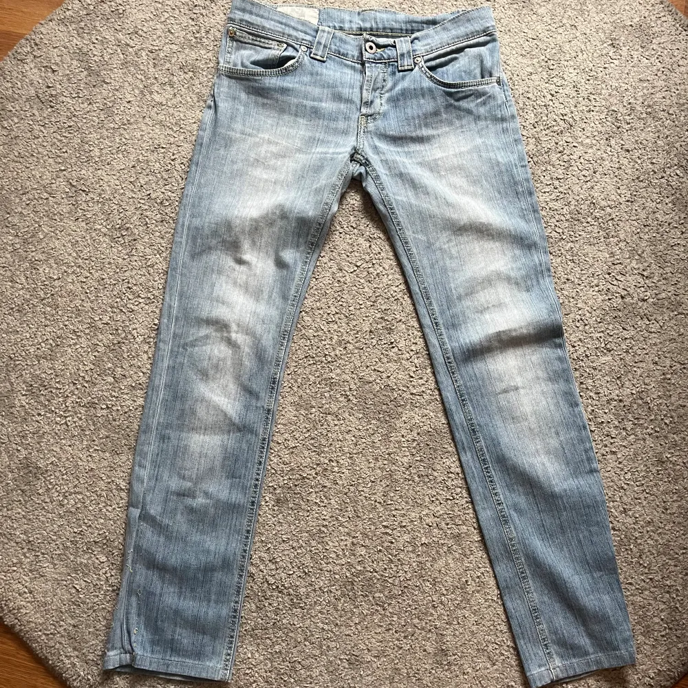 Ett par fina dondup George jeans i en lite äldre modell, kan dock inte bevisa för lappen är rätt urtvättad, men de sitter som George o där av priset  // mycket fint skick, lite urtvättade men inget ytligt // storlek 28/30 // frågor?. Jeans & Byxor.