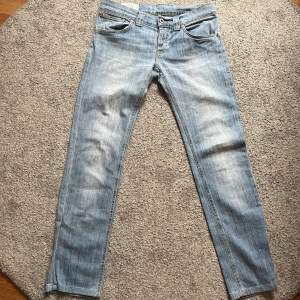 Ett par fina dondup George jeans i en lite äldre modell, kan dock inte bevisa för lappen är rätt urtvättad, men de sitter som George o där av priset  // mycket fint skick, lite urtvättade men inget ytligt // storlek 28/30 // frågor?