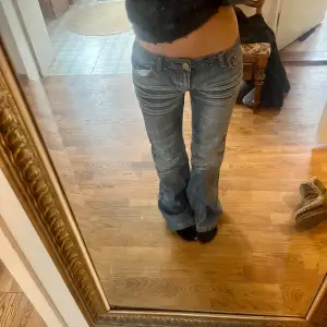 Lågmidjade bootcut jeans. Midjemått 37cm, innerbenslängd 78cm. Köp via köp nu ❤️‍🔥