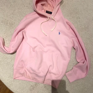 Ralph Lauren Hoodie  - Rosa polo hoodie, endast testat, inte tvätta så helt ny i princip, skriv vid andra frågor eller för bilder 