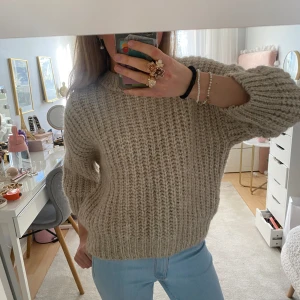 Beige stickad tröja med trekvartsärm - Jättefin!! Aldrig använd. 