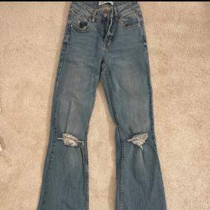 Säljer dessa skit snygga jeans som jag sytt upp lite dom e midwaist midjemått 60 runt hela väldigt små i midjan men sitter väldigt fint. Som nya 