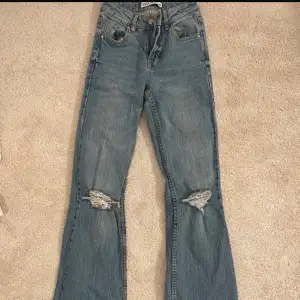 Säljer dessa skit snygga jeans som jag sytt upp lite dom e midwaist midjemått 60 runt hela väldigt små i midjan men sitter väldigt fint. Som nya 