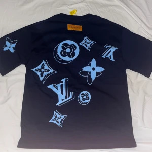 Louis Vuitton  - Helt ny. Aldrig använd.  Storlek S  Det är Louis Vuitton så tröjan är lite pösigare. Tjockt material och bra kvalitet! 