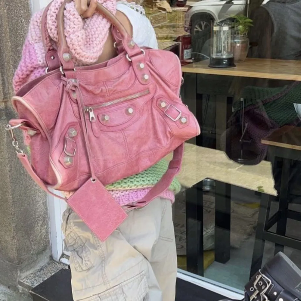 INTRESSEKOLL på min super snygga rosa balenciaga väska!🩷 Köpt på Vestiaire Collective, så den är äkthetskollad och kvitto finns!🥰 I otroligt bra skick, kom gärna med bud, säljer inte under 8000!. Väskor.