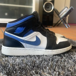 Jordans blå svart - Säljer mina jordans pga använder inte längre. Är i stl 39 och är true to size. Pris kan diskuteras och skriv ifall fler bilder önskas 💞💞