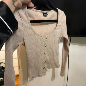 Beige topp - Beige topp med jätte fin uringning   i storlek s från ginatricot , i fint skick 💕