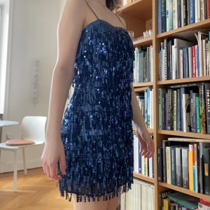 Glitter klänning från Pull&Bear - Superfin mörkblå glitter klänning med paljetter från Pull&Bear. Aldrig använd, prislapp kvar. Nypris och köpt för 500 kr. 💕Hade passat perfekt på till exempel Taylor Swifts Eras Tour ✨💙 Pris går att diskutera.