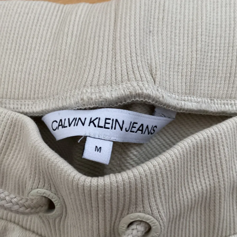 Calvin klein byxor i storlek M Oanvända. Jeans & Byxor.