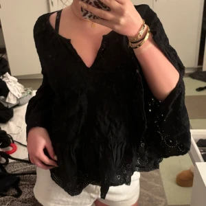 Spets topp - En söt spetstopp med vida armar. Köpt från sellpy men tror den är från odd molly från början. Super snygg och passande till sommar