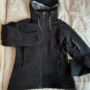 Sport / träningsjacka  - Säljer en sport/träningsjacka i vattenavvisande material. Fint skick och nästintill aldrig snvänd.  Storlek M men kan definitivt passa S då den är en aning mindre i storleken. 
