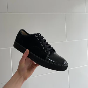 Lanvin skor  - Hej! Säljer nu dessa superfina lanvin skor. Skorna är i grymt skick 9/10 inga defekter! Med skorna medföljer dustbag 