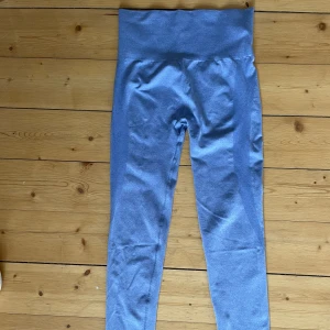 Träningsbyxor  - Stretchiga i materialet. Passar s/m. Knappt använda