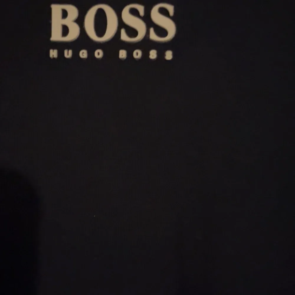 Hugo boss t shirt som är 10/10 och är edition Hugo boss och säljs gör billigt . T-shirts.