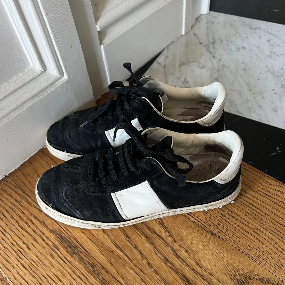 Svarta valentino sneakers i mocka. Storlek 39. Inköpta på på Vestiare Collective. Skorna är ej i toppskick (se sista bilden), och därav priset :). Skor.