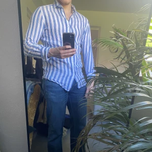 Linneskjorta från Massimo Dutti - Svinfet linneskjorta från Massimo Dutti. Säljs då den blivit för liten för mig (182cm 83kg för referens). 10/10 skick, storlek S. Skriv vid frågor eller för fler bilder:)