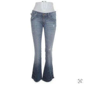 Skit snygga låga jeans - Jätte fina lågmidjade jeans med slitningar😻 sitter så snyggt vid rumpan och lååg midja🫶🏼 Midjan 28 Längd 32 