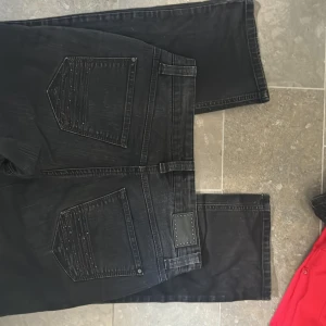 Low waist jeans med coola fickor  - Chill jeans med coola fickor! 