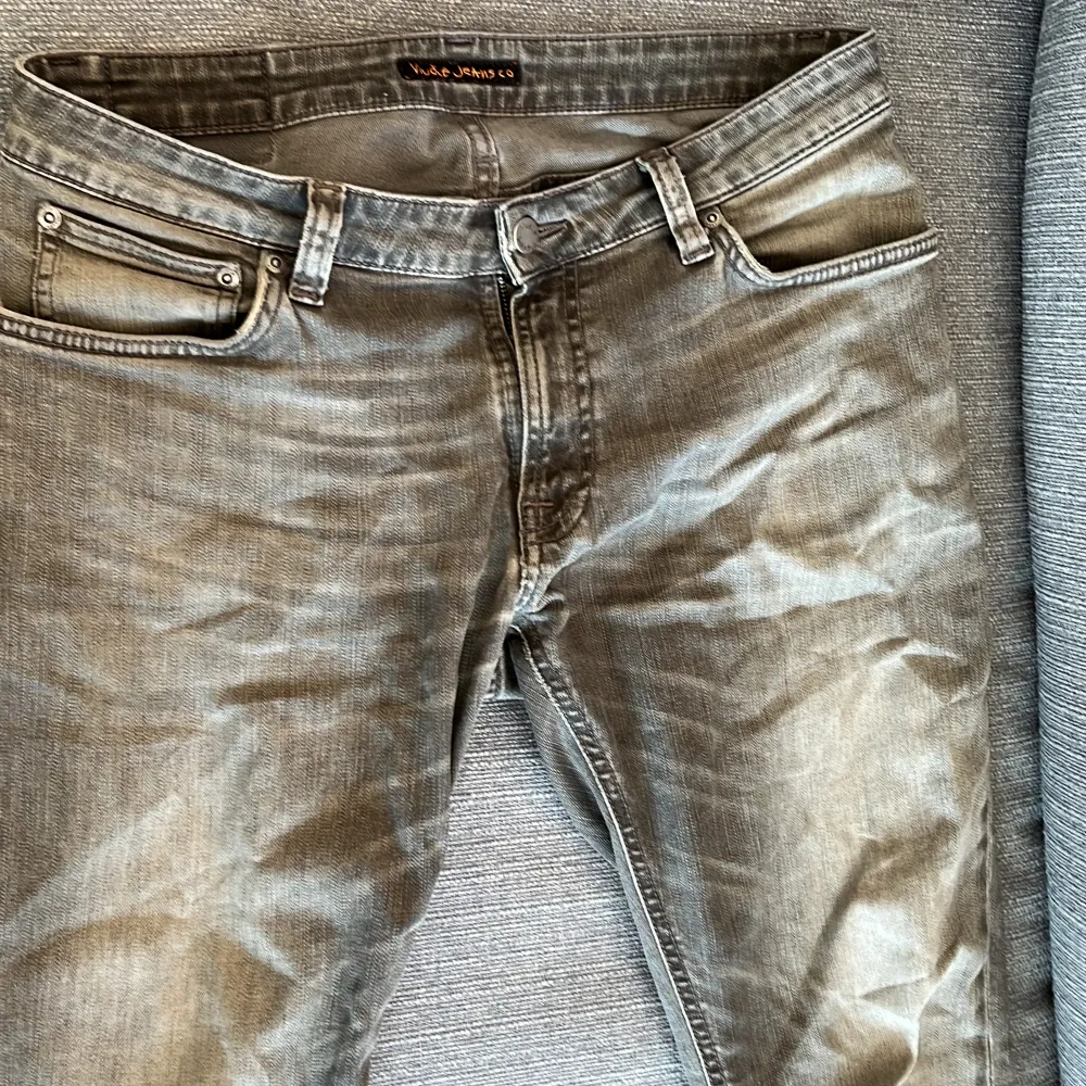 Feta grå nudie jeans skick 8/10 . Jeans & Byxor.
