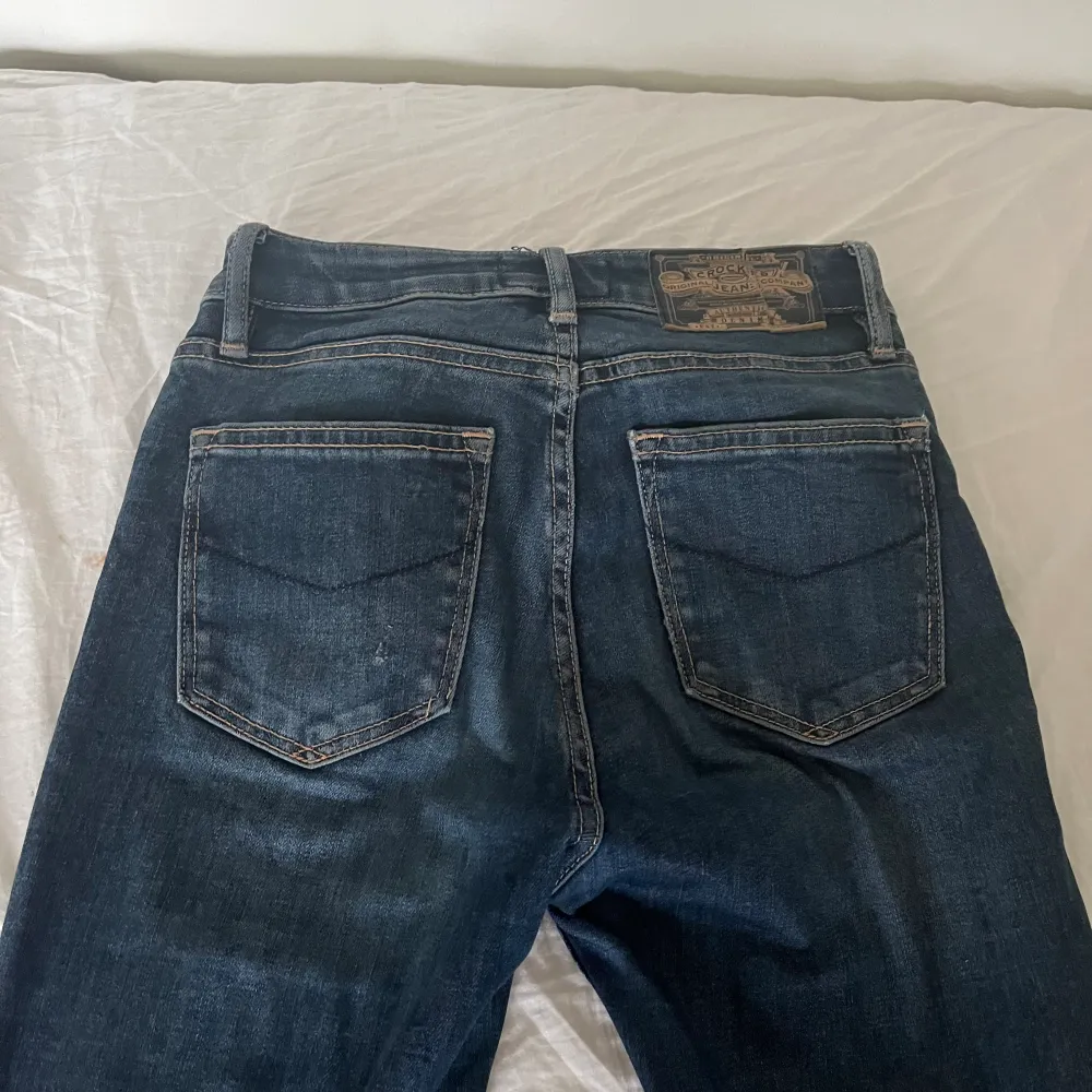 Jättesnygga jeans från crocker, köpta second hand och kommer inte längte till användning. Stl.26, och passar xs. Jeans & Byxor.