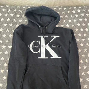 Calvin Klein hoodie aldrig använd - Aldrig använd. Storlek M Inköpspris 1200. 