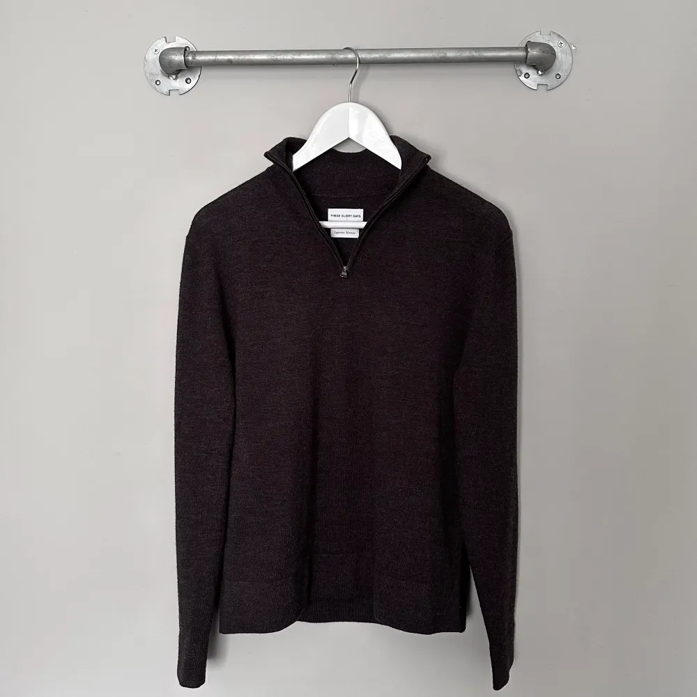 Halfzip i merinoull från These Glory Days - tröjan är i nyskick utan defekter - storlek: M - Nypris: ~1000kr - Vi säljer för endast 249kr❗️. Stickat.