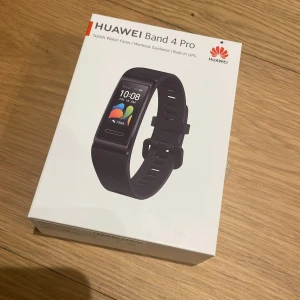 Aktivitetarband, klocka - Välanvänd klocka men mycket kvar att ge. Inga problem med funktionen. Lite små repor på skärmen och bandet syns att det är använt. Öglan som håller remen är trasig så sitter ett gummiband nu. Avtagbar rem så det finns att köpa ny. Laddsladd ingår