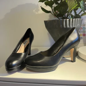 Clarks klackskor  - Fina klackskor från Clarks i storlek 38 med skön och mjuk sula, endast använda 1 gång 