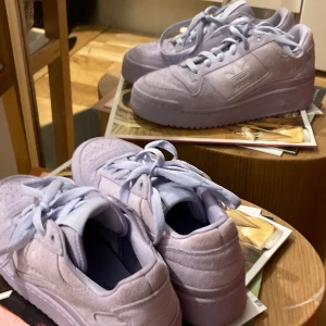 Adidas skor  - I materialet mocka  Strl 38 